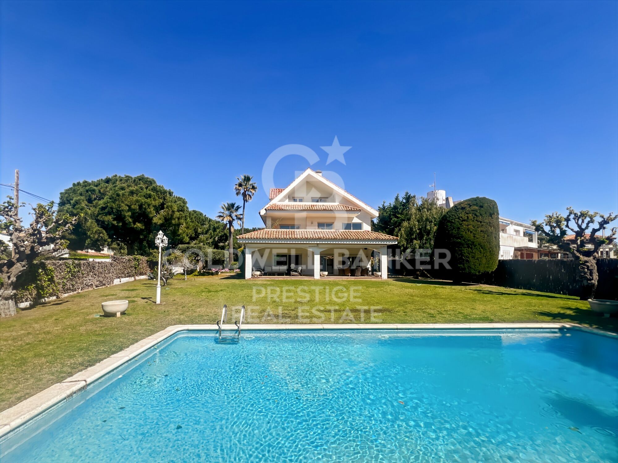 Villa con jardín y piscina a la venta en Terramar Sitges