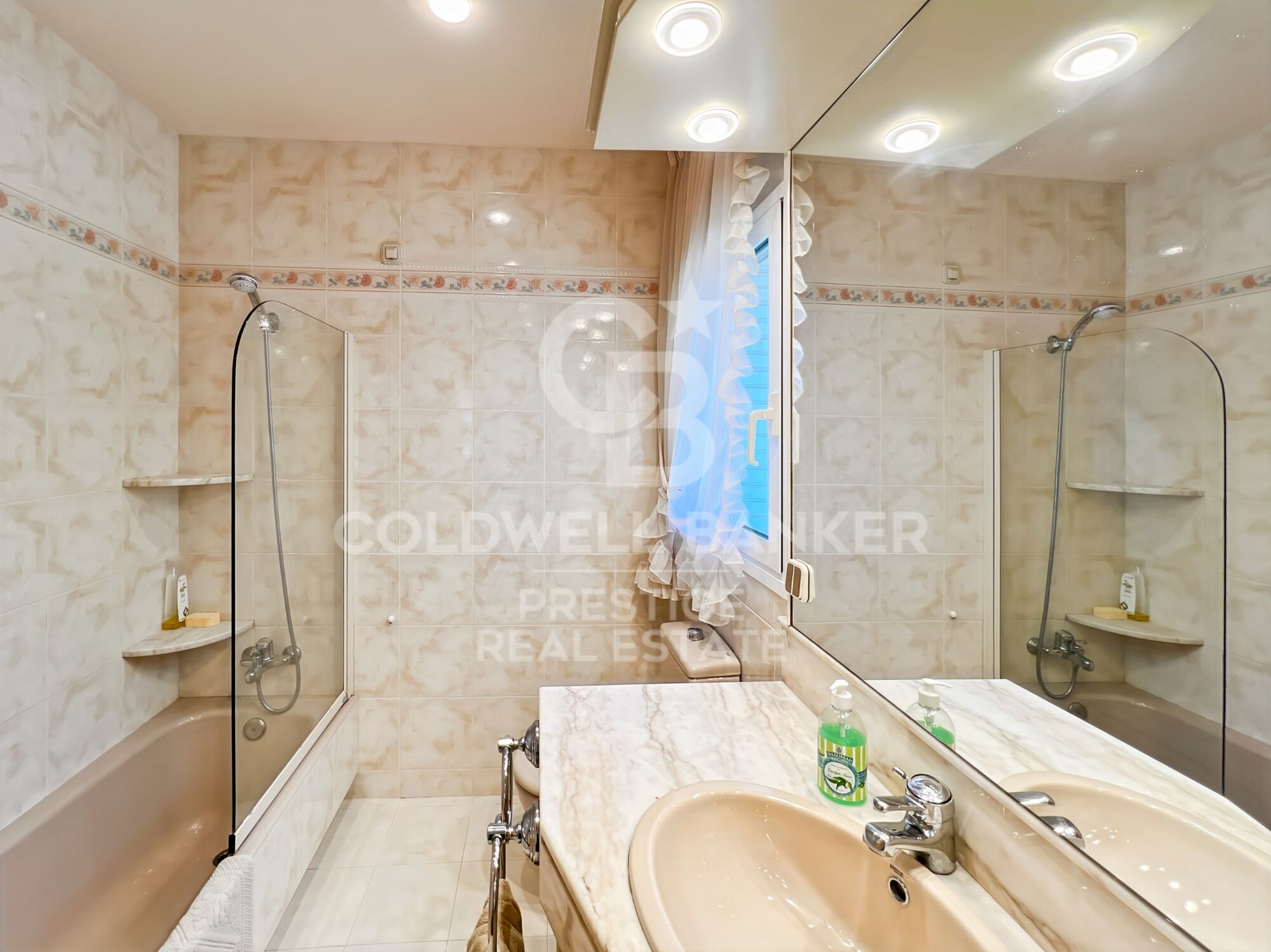 Villa con jardín y piscina a la venta en Terramar Sitges