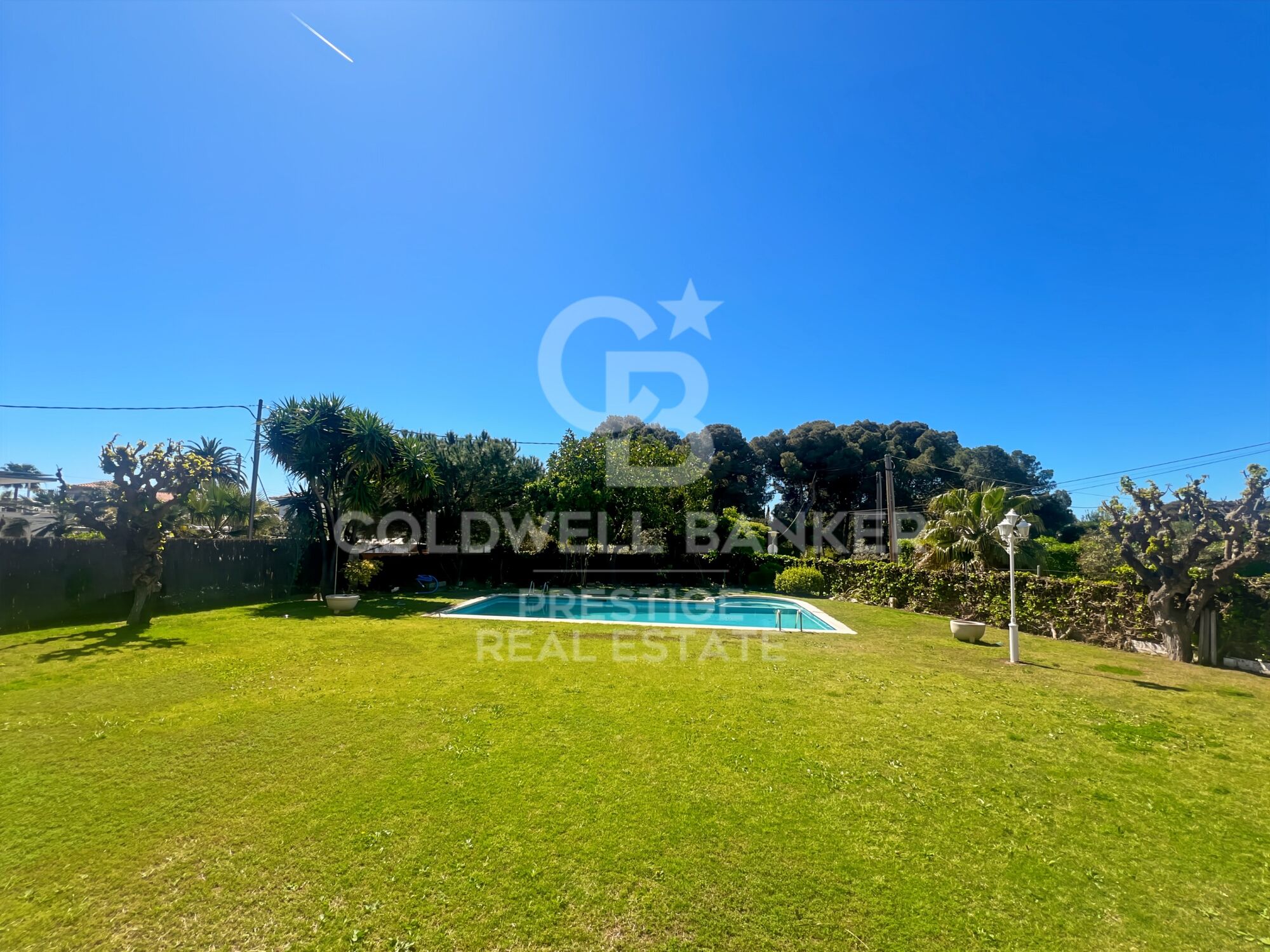 Villa con jardín y piscina a la venta en Terramar Sitges