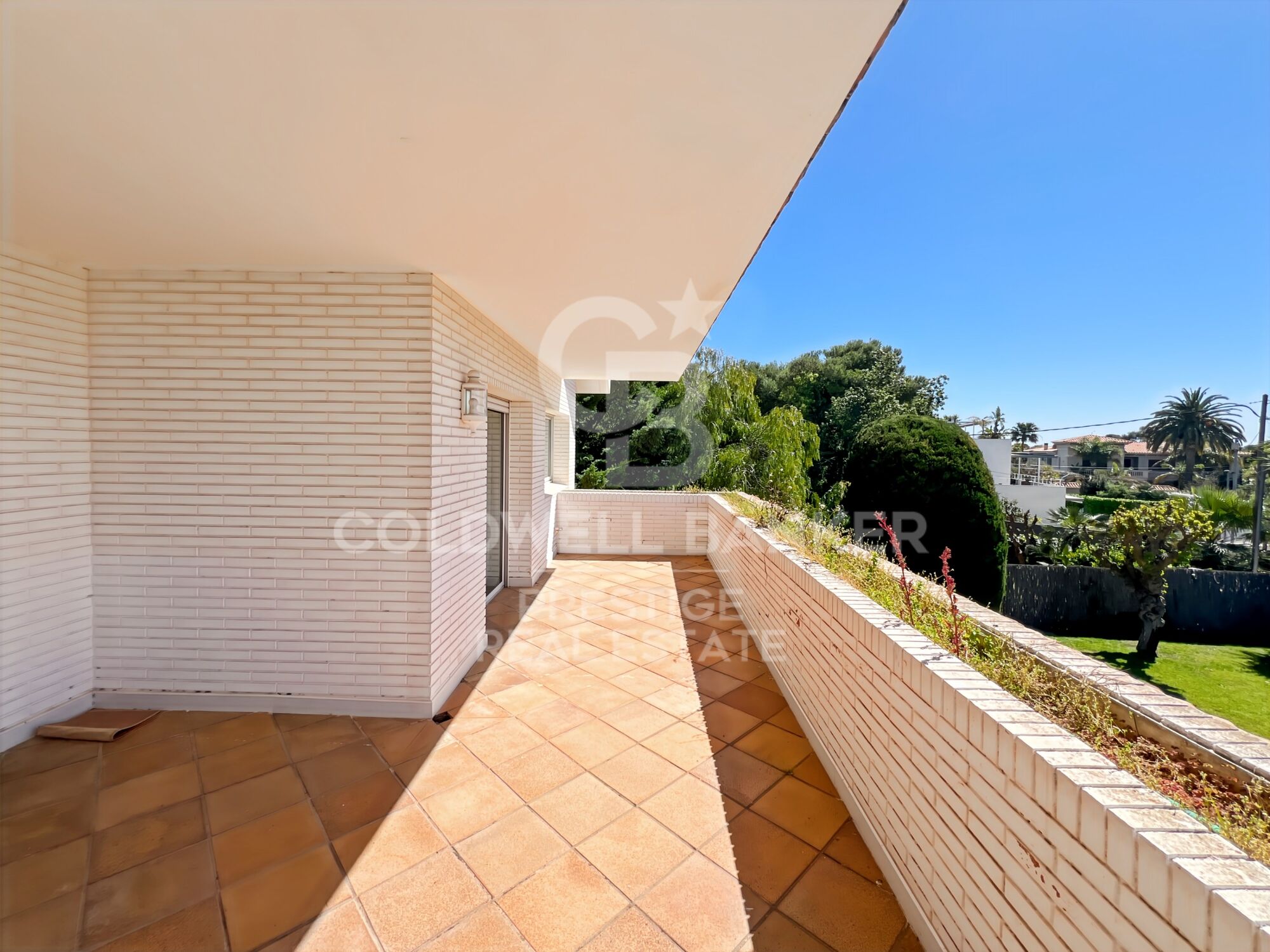 Villa con jardín y piscina a la venta en Terramar Sitges