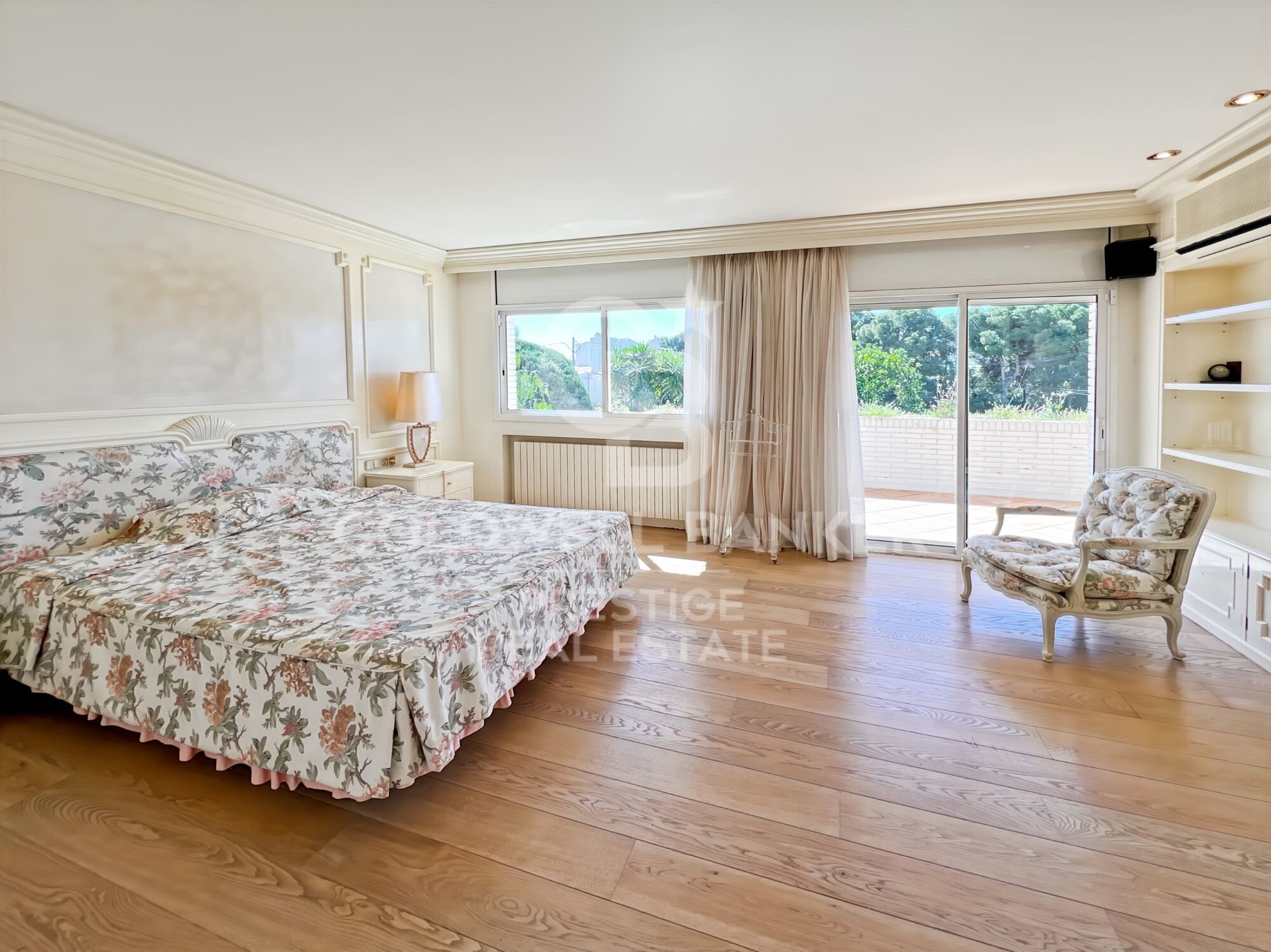 Villa con jardín y piscina a la venta en Terramar Sitges