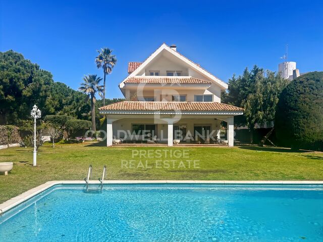 Villa familiale exclusive avec jardin, piscine à Terramar, Sitges
