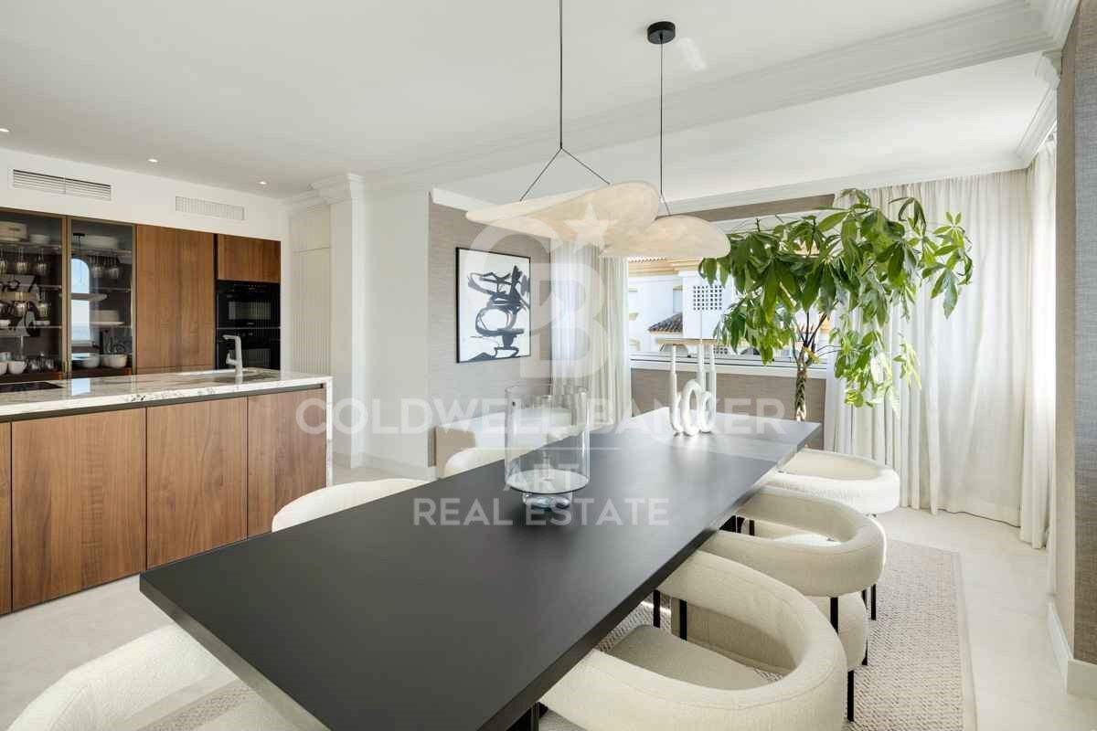 Exceptionnel Penthouse Duplex avec Vues Panoramiques sur la Mer et la Montagne sur la Milla d'Or de Marbella