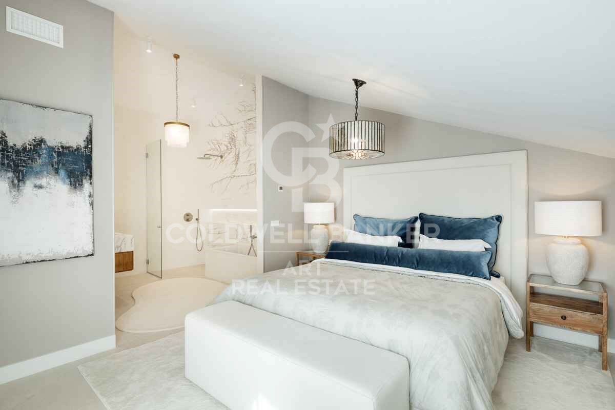 Excepcional Ático Dúplex con Vistas Panorámicas al Mar y la Montaña en la Milla de Oro de Marbella