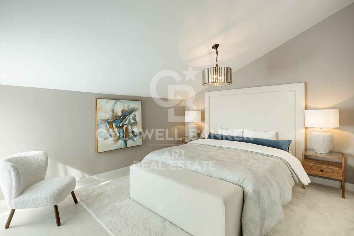 Excepcional Ático Dúplex con Vistas Panorámicas al Mar y la Montaña en la Milla de Oro de Marbella