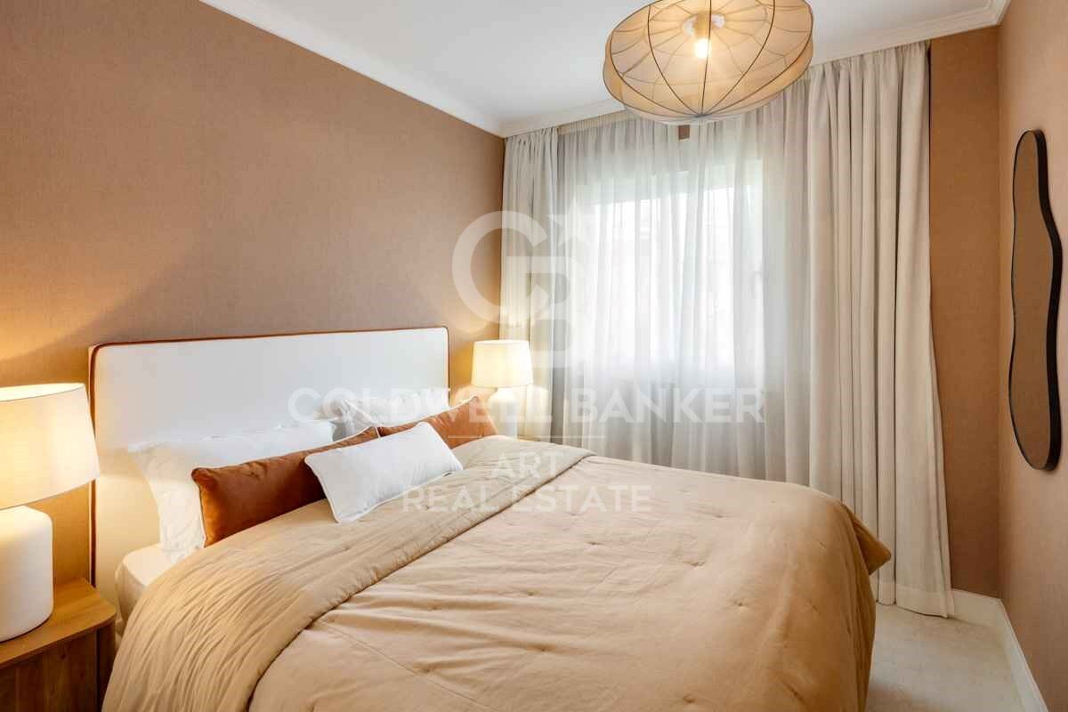 Excepcional Ático Dúplex con Vistas Panorámicas al Mar y la Montaña en la Milla de Oro de Marbella