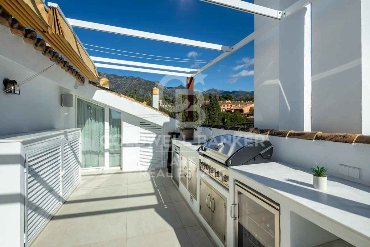Excepcional Ático Dúplex con Vistas Panorámicas al Mar y la Montaña en la Milla de Oro de Marbella