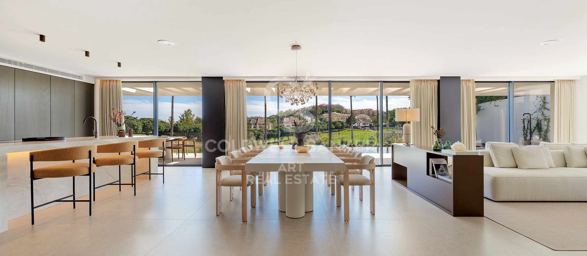 Exquisita villa de diseño en primera línea de golf en Nueva Andalucïa, Marbella
