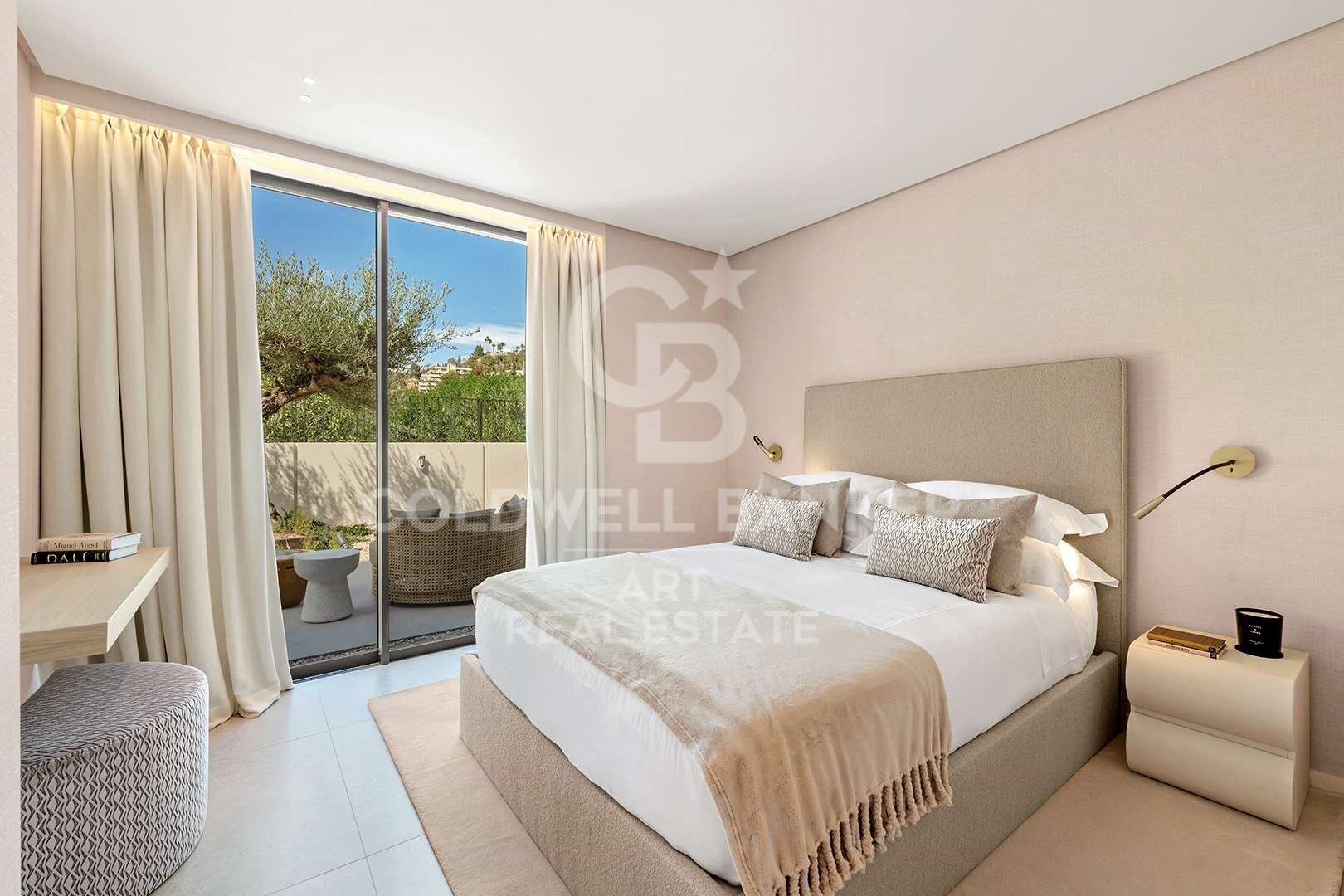Exquisita villa de diseño en primera línea de golf en Nueva Andalucïa, Marbella