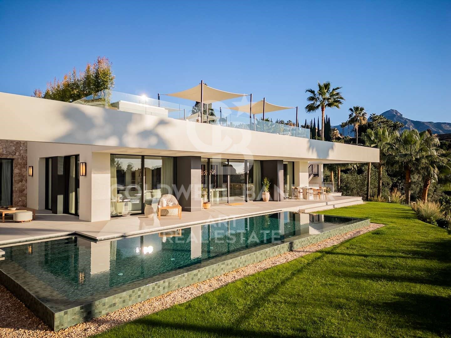 Exquisita villa de diseño en primera línea de golf en Nueva Andalucïa, Marbella