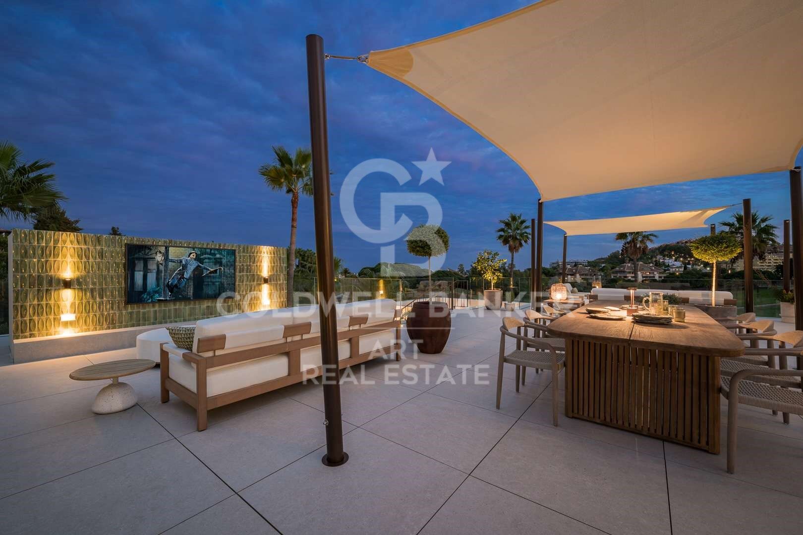 Exquisita villa de diseño en primera línea de golf en Nueva Andalucïa, Marbella