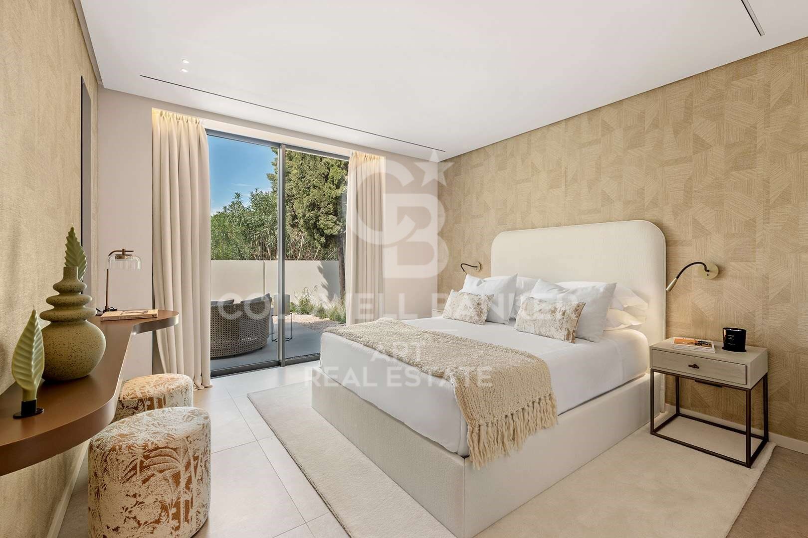 Exquisita villa de diseño en primera línea de golf en Nueva Andalucïa, Marbella