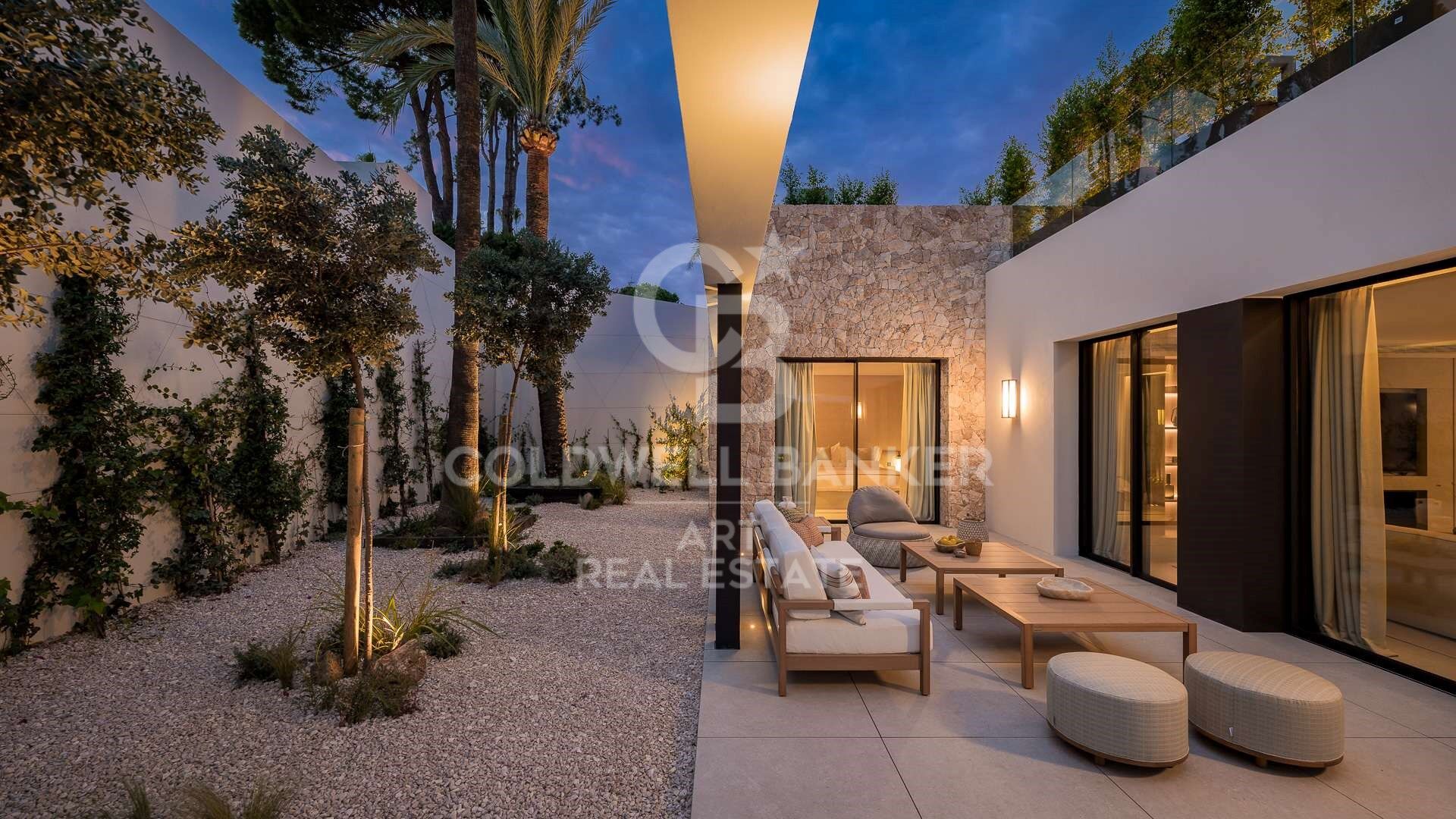 Exquisita villa de diseño en primera línea de golf en Nueva Andalucïa, Marbella