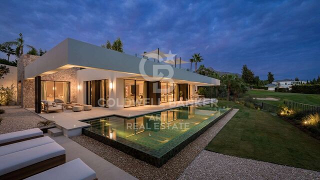 Villa de designer exquise en première ligne de golf à Nueva Andalucía, Marbella