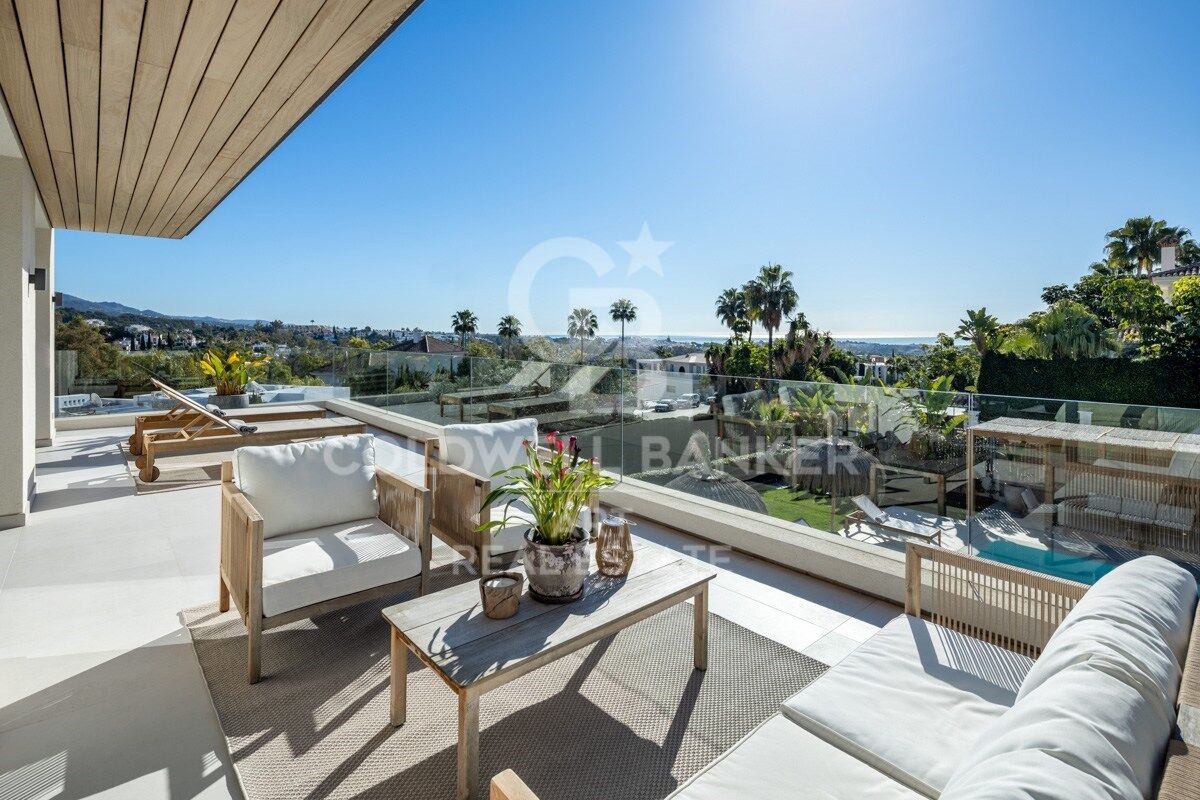 Beautiful Contemporary Villa with Sea Views in La Cerquilla, Nueva Andalucía