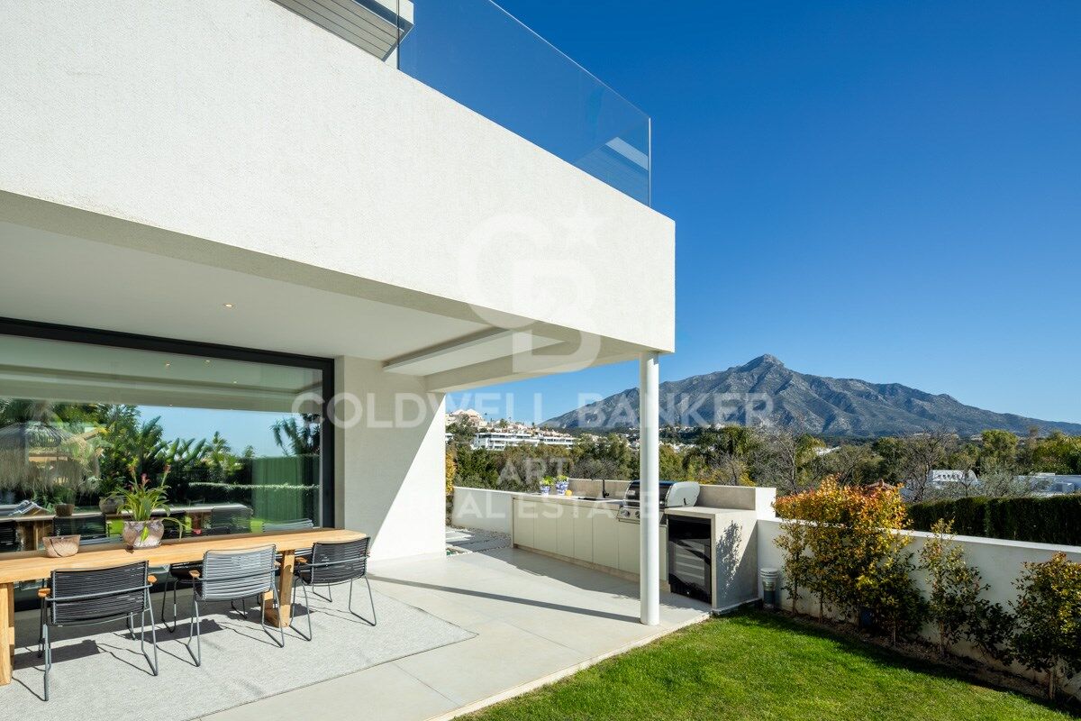 Beautiful Contemporary Villa with Sea Views in La Cerquilla, Nueva Andalucía