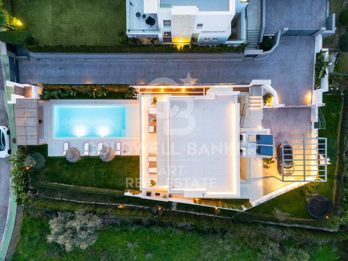 Beautiful Contemporary Villa with Sea Views in La Cerquilla, Nueva Andalucía