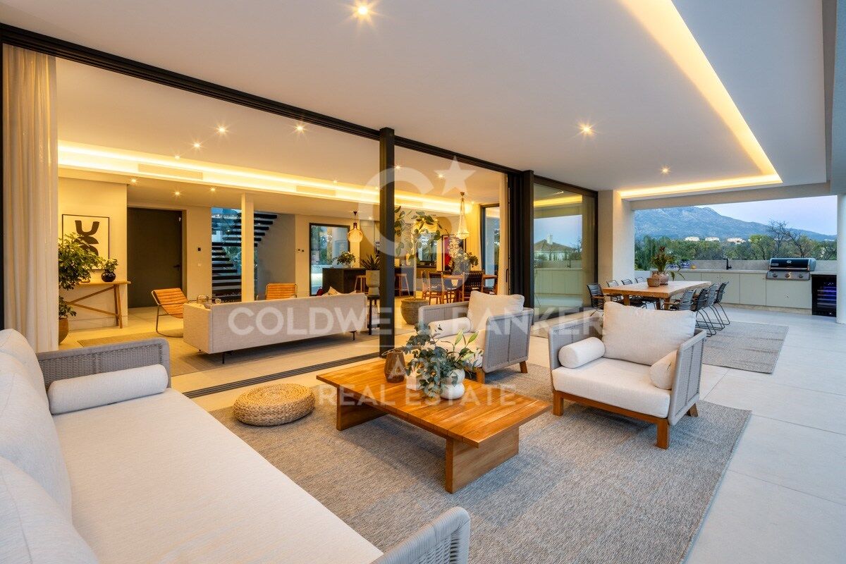 Beautiful Contemporary Villa with Sea Views in La Cerquilla, Nueva Andalucía