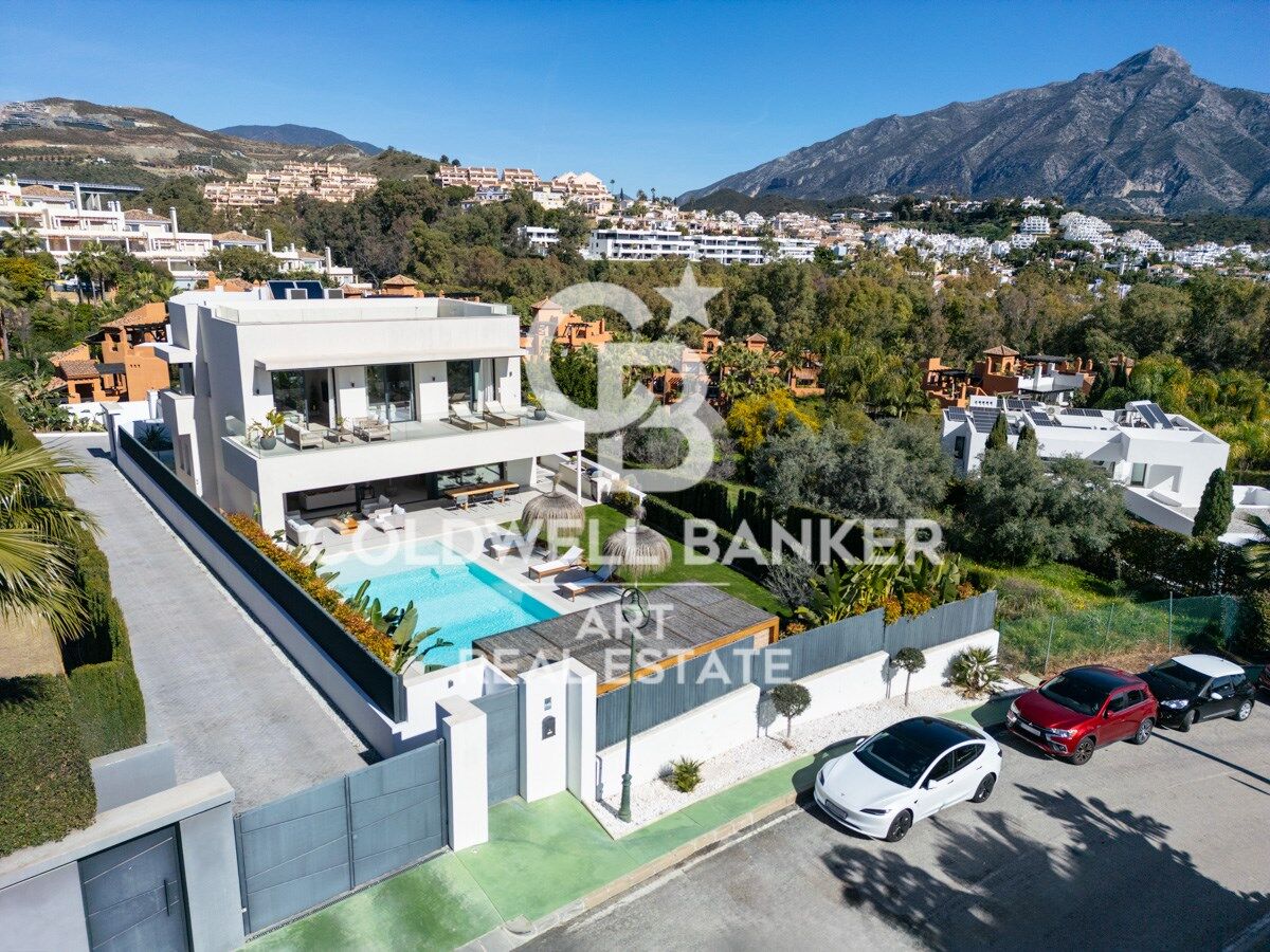 Beautiful Contemporary Villa with Sea Views in La Cerquilla, Nueva Andalucía