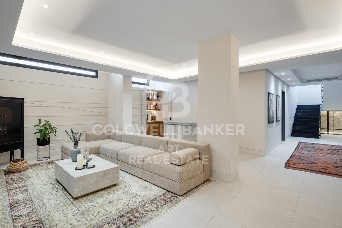 Beautiful Contemporary Villa with Sea Views in La Cerquilla, Nueva Andalucía