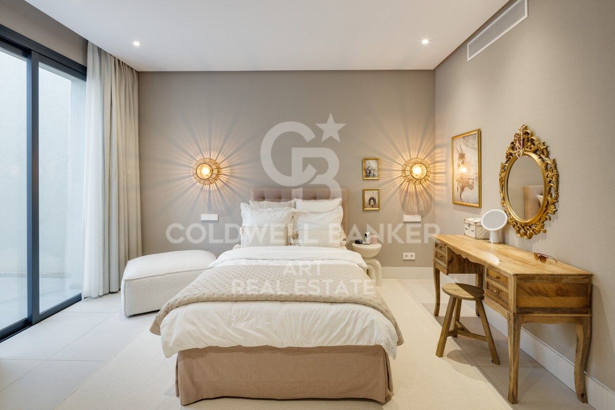 Beautiful Contemporary Villa with Sea Views in La Cerquilla, Nueva Andalucía