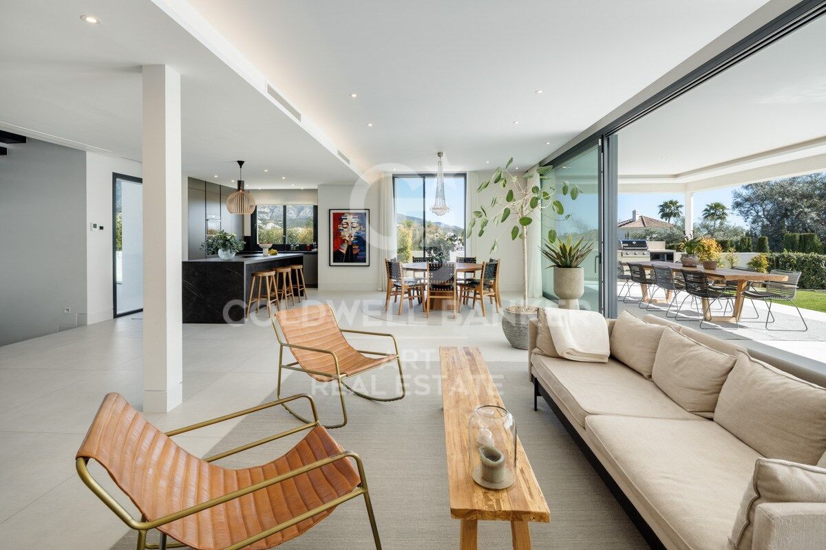 Beautiful Contemporary Villa with Sea Views in La Cerquilla, Nueva Andalucía