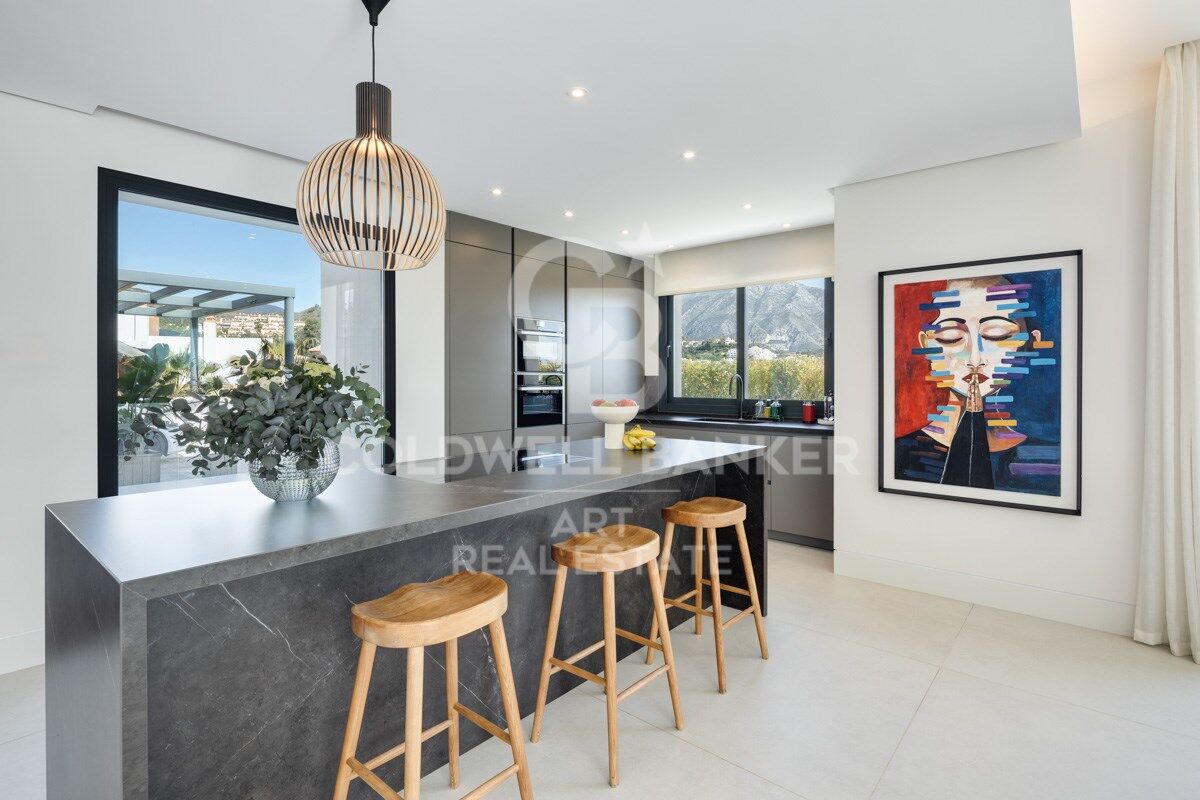 Beautiful Contemporary Villa with Sea Views in La Cerquilla, Nueva Andalucía