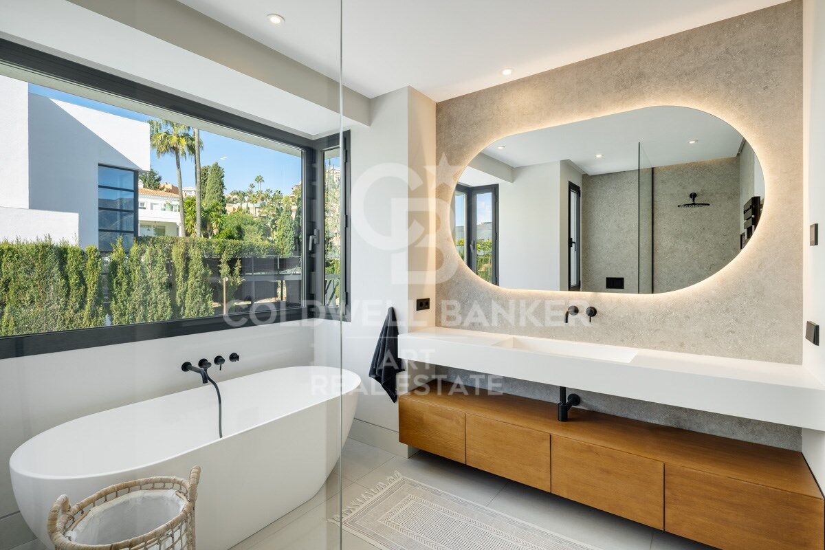 Beautiful Contemporary Villa with Sea Views in La Cerquilla, Nueva Andalucía
