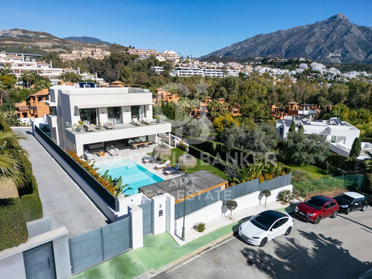 Beautiful Contemporary Villa with Sea Views in La Cerquilla, Nueva Andalucía