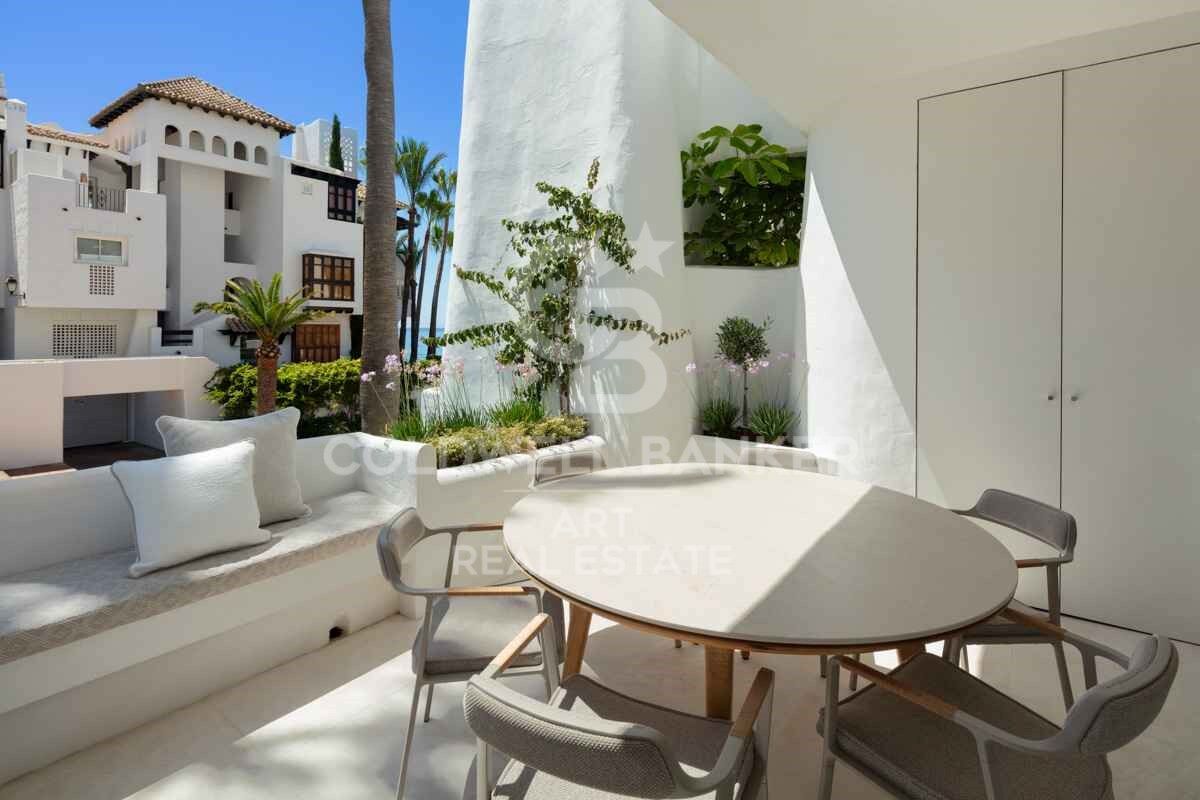 Exquisite Modern Apartment with Sea Views in the Prestigious Puente Romano Resort, Marbella Golden Mile