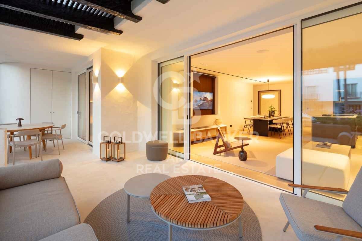 Exquisite Modern Apartment with Sea Views in the Prestigious Puente Romano Resort, Marbella Golden Mile