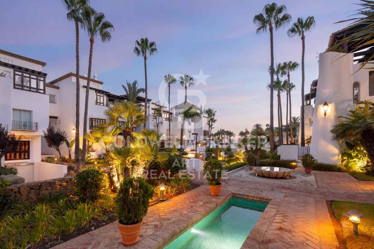 Exquisite Modern Apartment with Sea Views in the Prestigious Puente Romano Resort, Marbella Golden Mile