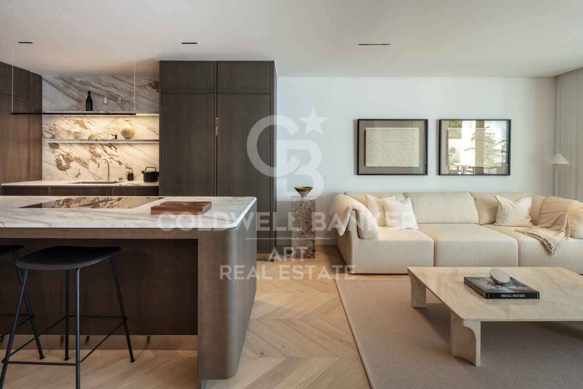 Exquisite Modern Apartment with Sea Views in the Prestigious Puente Romano Resort, Marbella Golden Mile