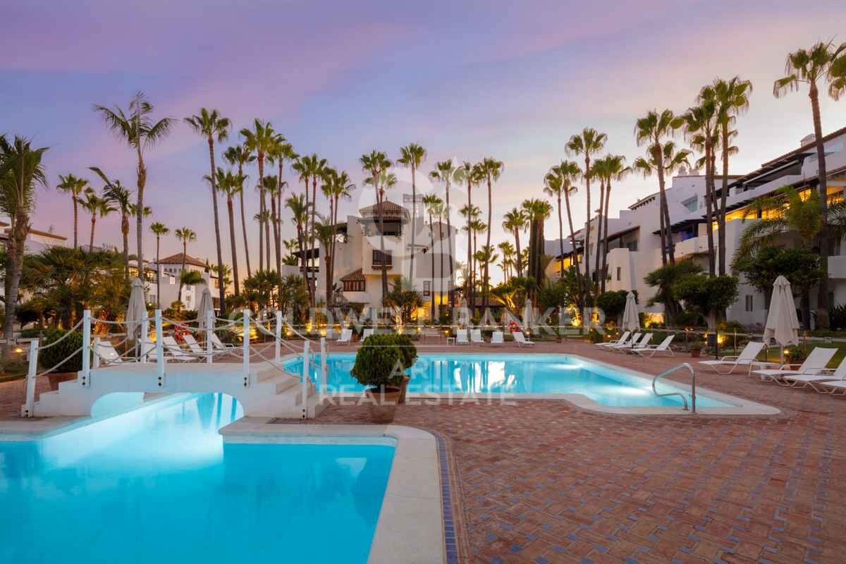 Exquisite Modern Apartment with Sea Views in the Prestigious Puente Romano Resort, Marbella Golden Mile