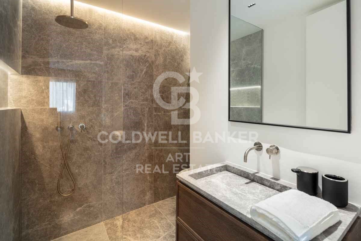 Exquisite Modern Apartment with Sea Views in the Prestigious Puente Romano Resort, Marbella Golden Mile