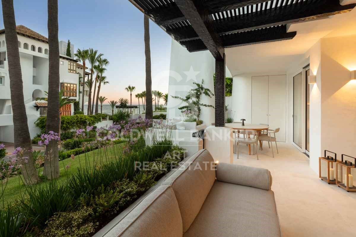 Exquisite Modern Apartment with Sea Views in the Prestigious Puente Romano Resort, Marbella Golden Mile