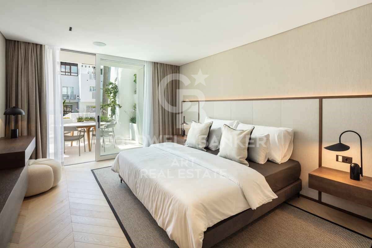 Exquisite Modern Apartment with Sea Views in the Prestigious Puente Romano Resort, Marbella Golden Mile