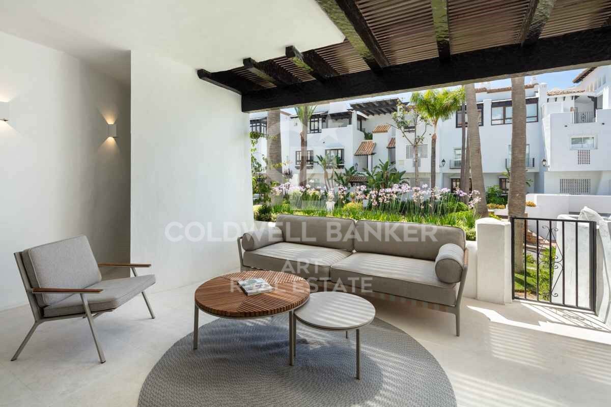 Exquisite Modern Apartment with Sea Views in the Prestigious Puente Romano Resort, Marbella Golden Mile