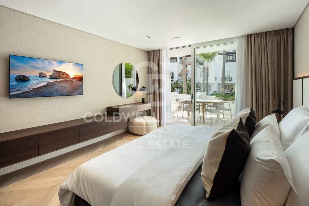 Exquisite Modern Apartment with Sea Views in the Prestigious Puente Romano Resort, Marbella Golden Mile