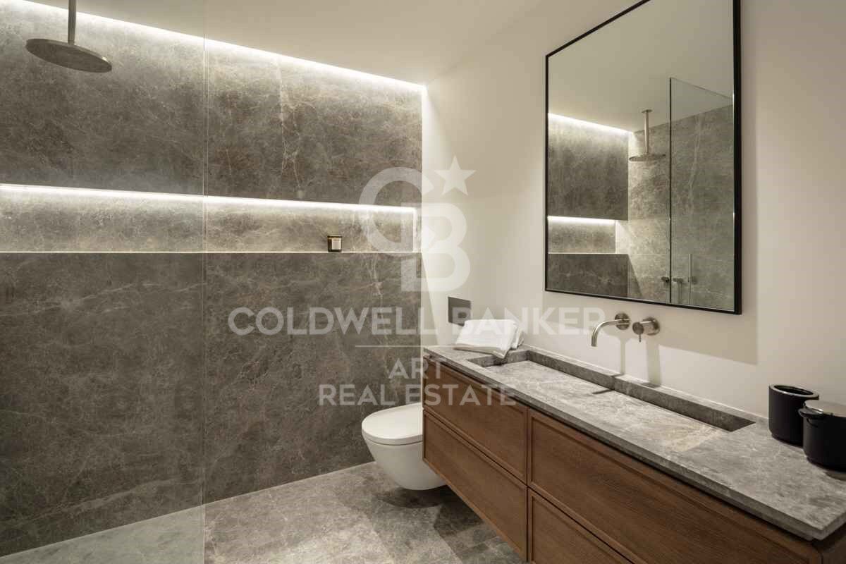 Exquisite Modern Apartment with Sea Views in the Prestigious Puente Romano Resort, Marbella Golden Mile