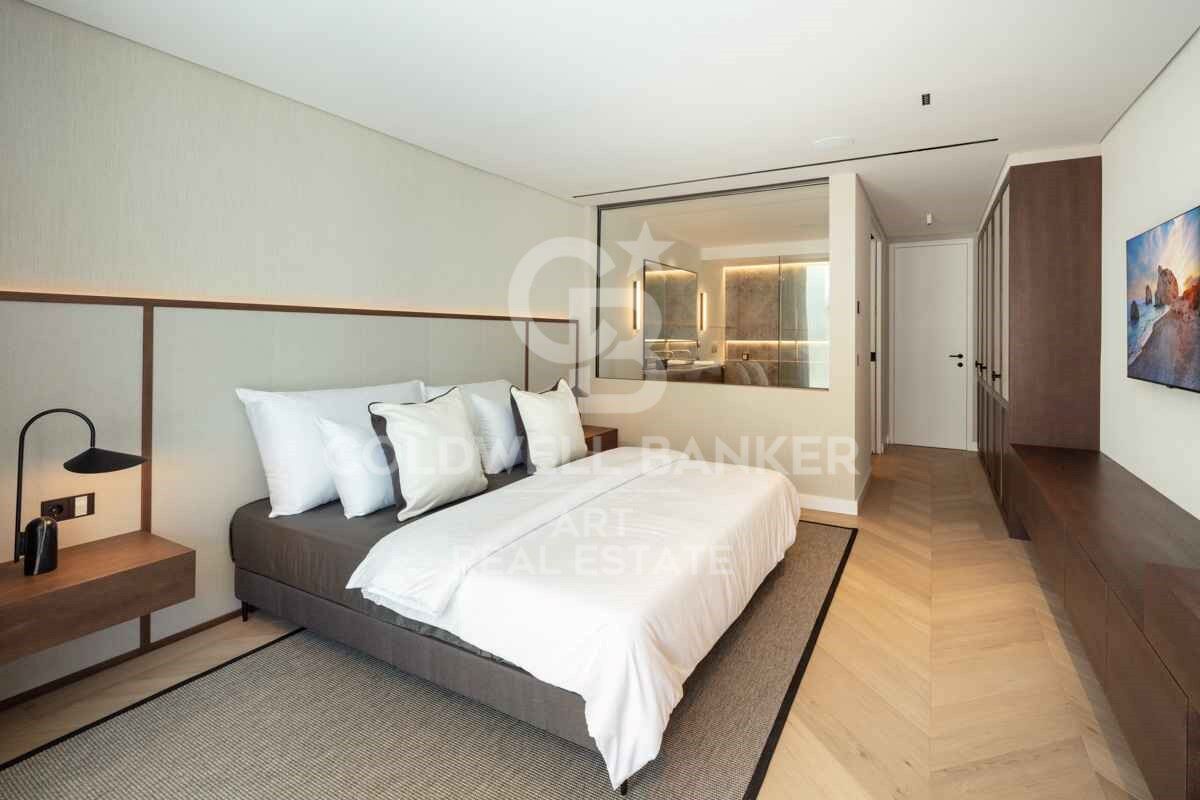 Exquisite Modern Apartment with Sea Views in the Prestigious Puente Romano Resort, Marbella Golden Mile