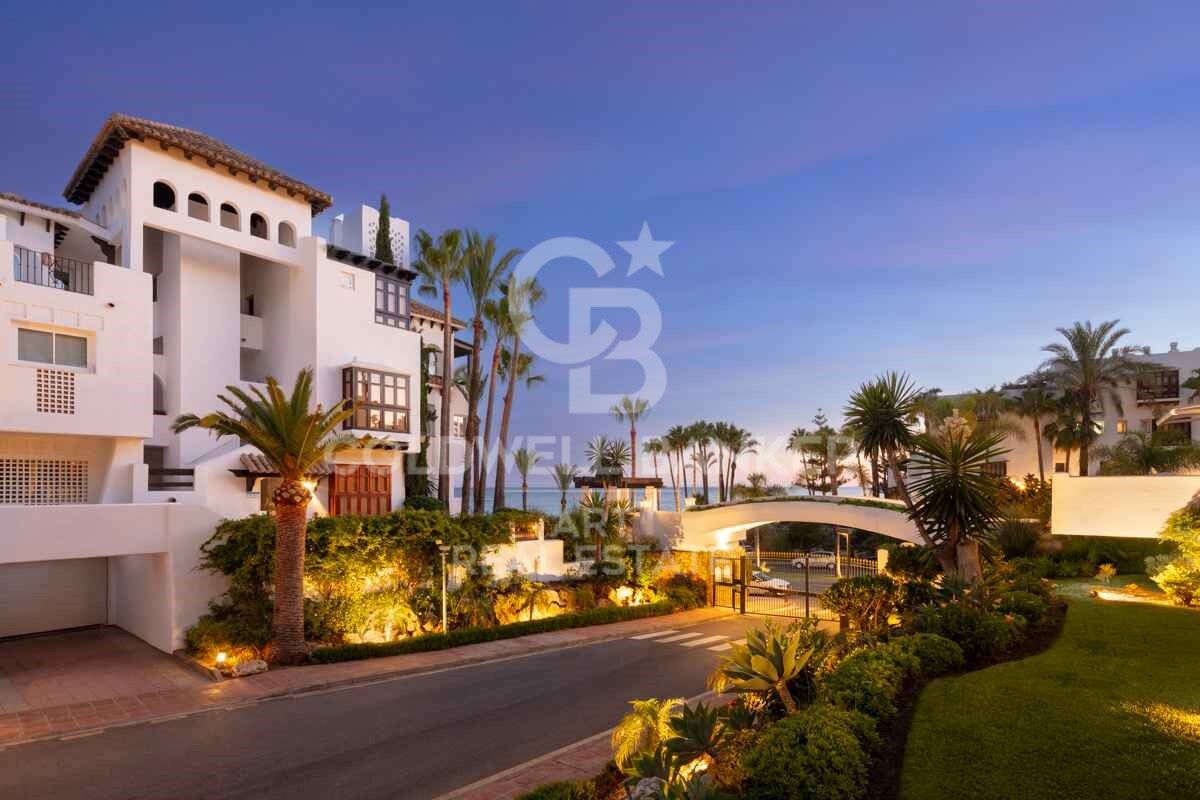 Exquisite Modern Apartment with Sea Views in the Prestigious Puente Romano Resort, Marbella Golden Mile
