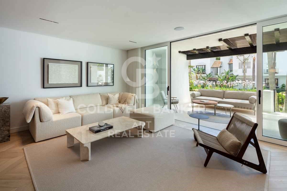 Exquisite Modern Apartment with Sea Views in the Prestigious Puente Romano Resort, Marbella Golden Mile