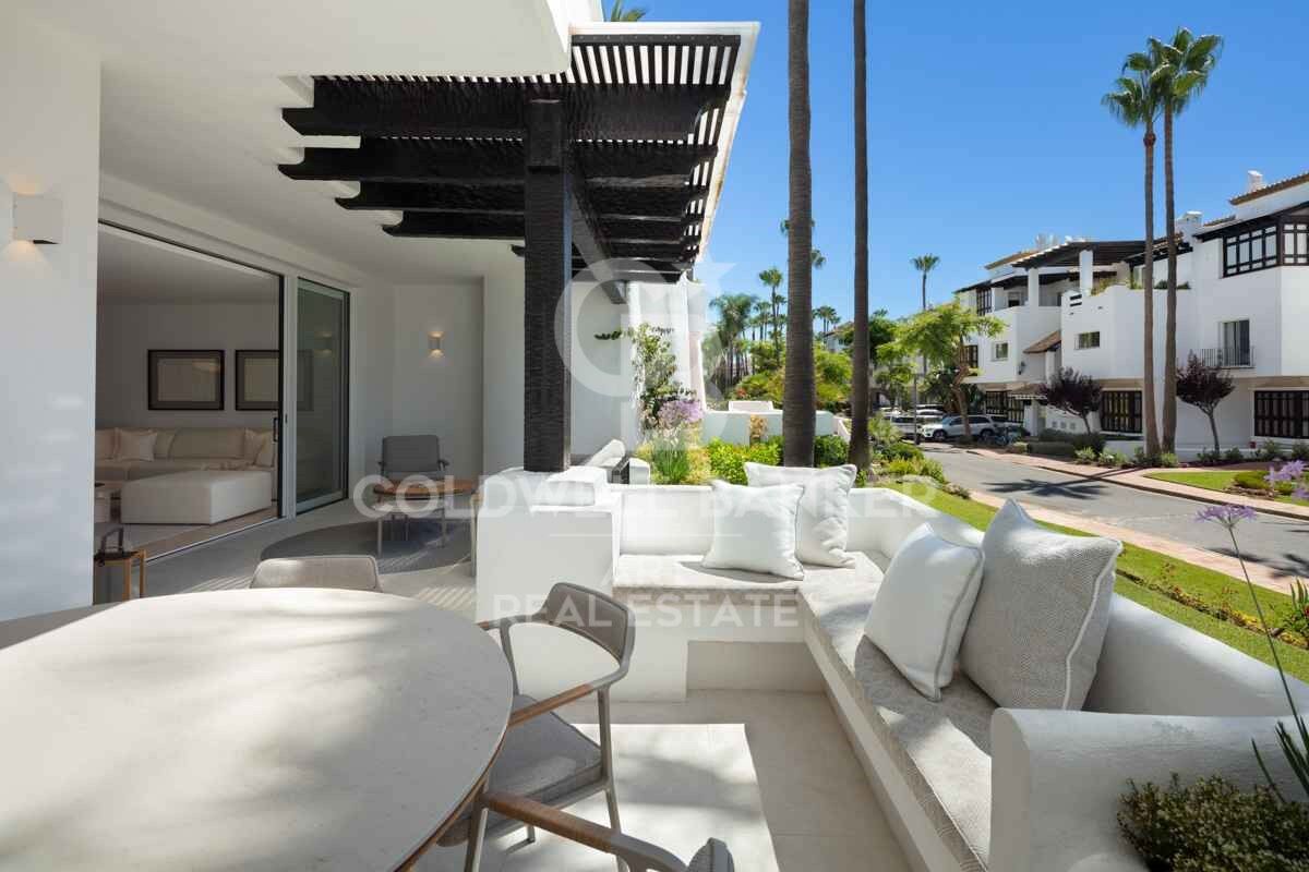 Exquisito Apartamento Moderno con Vistas al Mar en el Prestigioso Resort Puente Romano, Milla de Oro Marbella