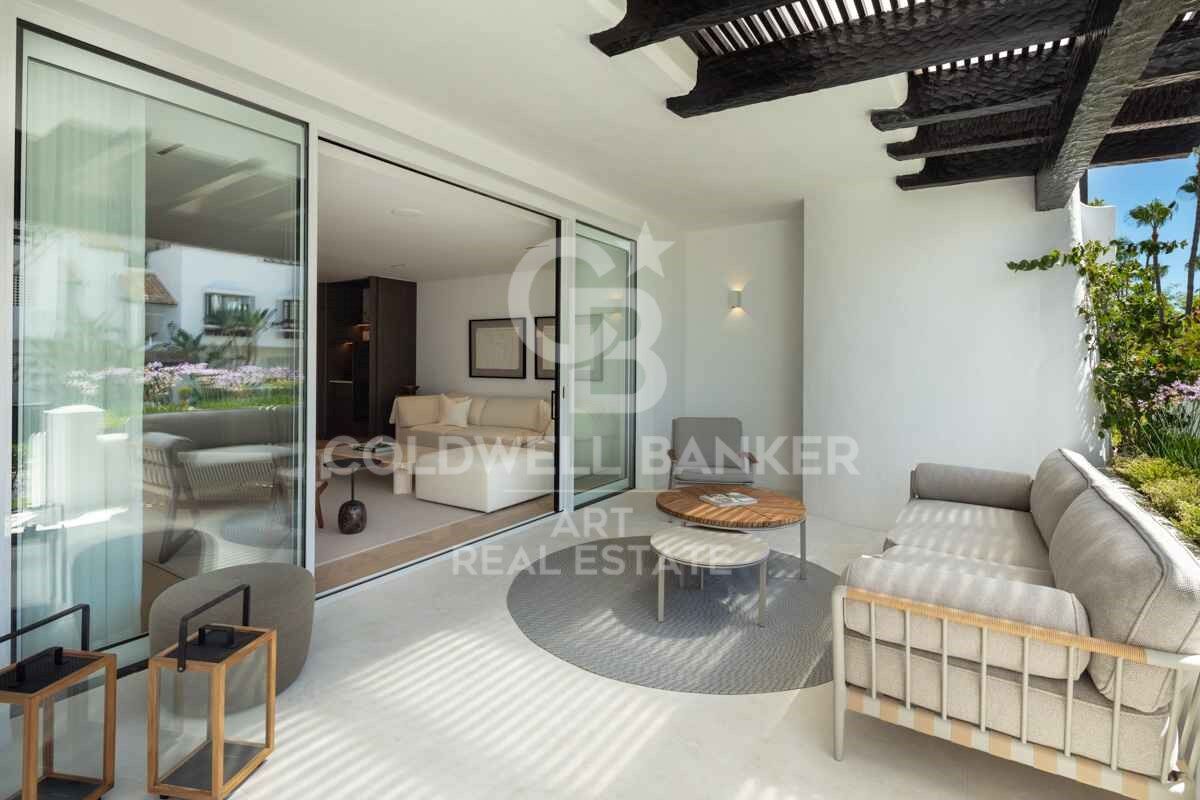 Exquisite Modern Apartment with Sea Views in the Prestigious Puente Romano Resort, Marbella Golden Mile