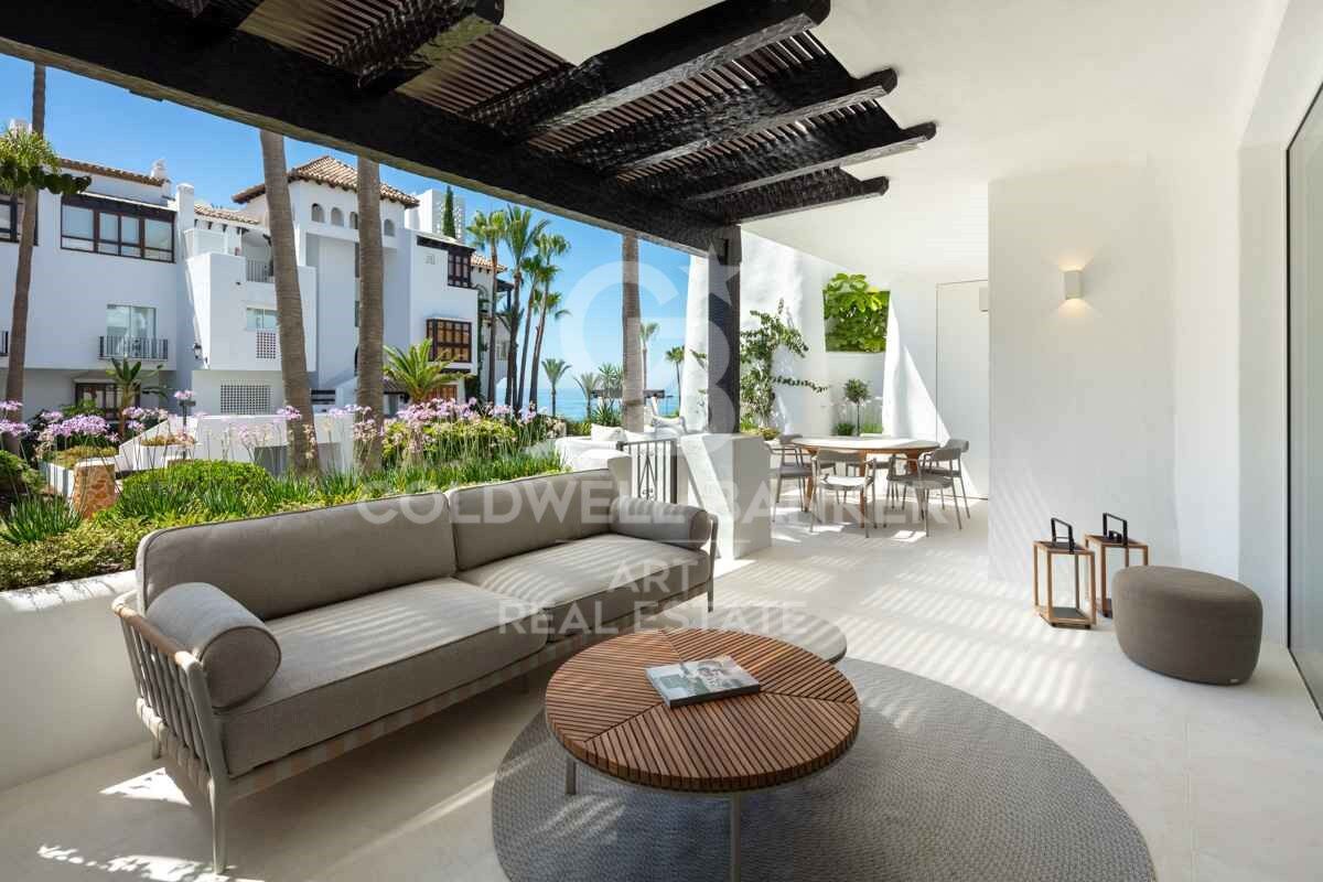 Exquisite Modern Apartment with Sea Views in the Prestigious Puente Romano Resort, Marbella Golden Mile