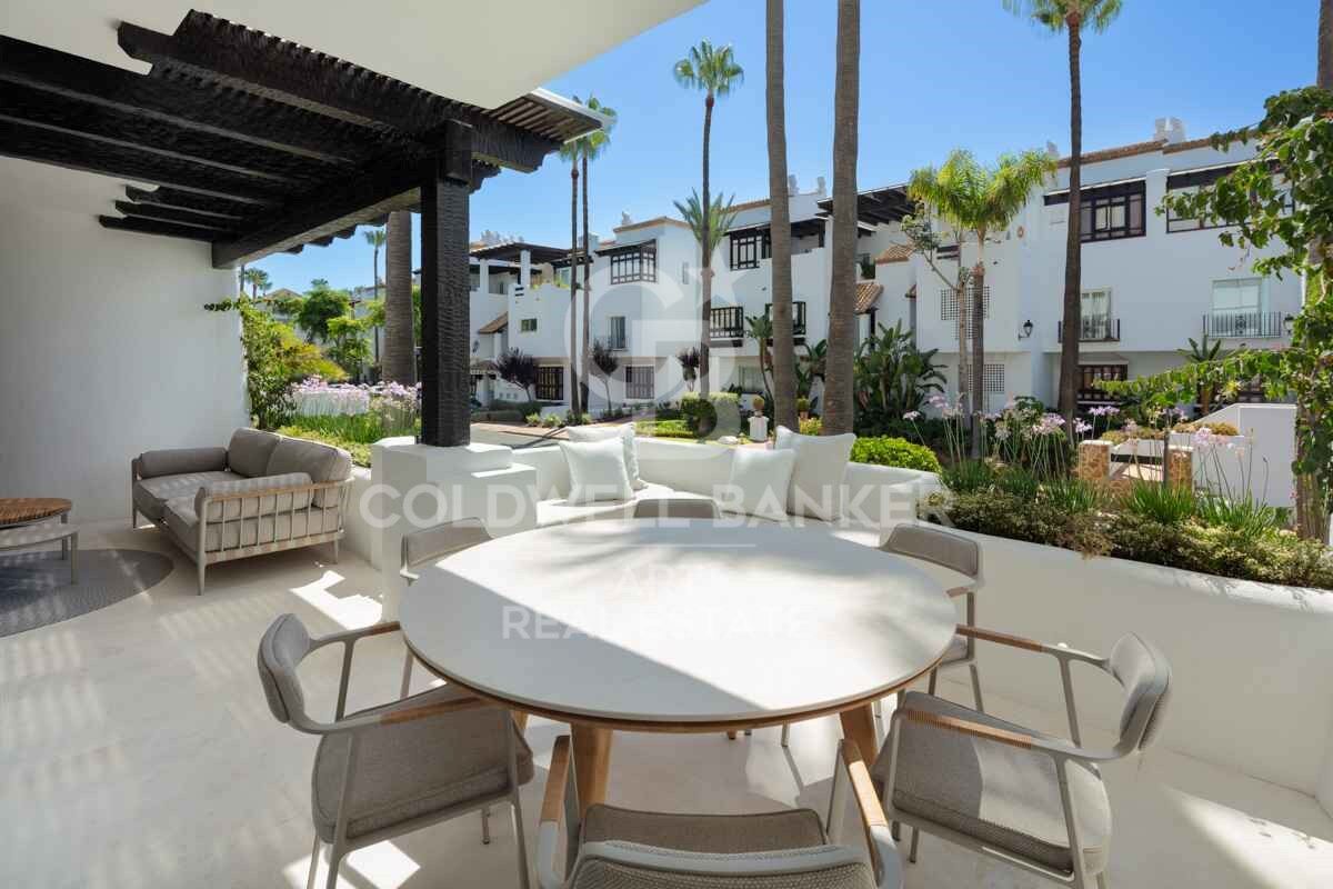 Exquisite Modern Apartment with Sea Views in the Prestigious Puente Romano Resort, Marbella Golden Mile