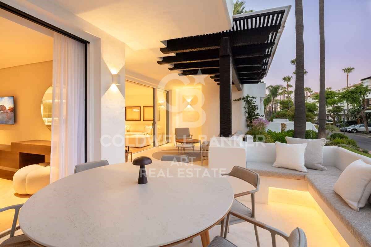 Exquisite Modern Apartment with Sea Views in the Prestigious Puente Romano Resort, Marbella Golden Mile