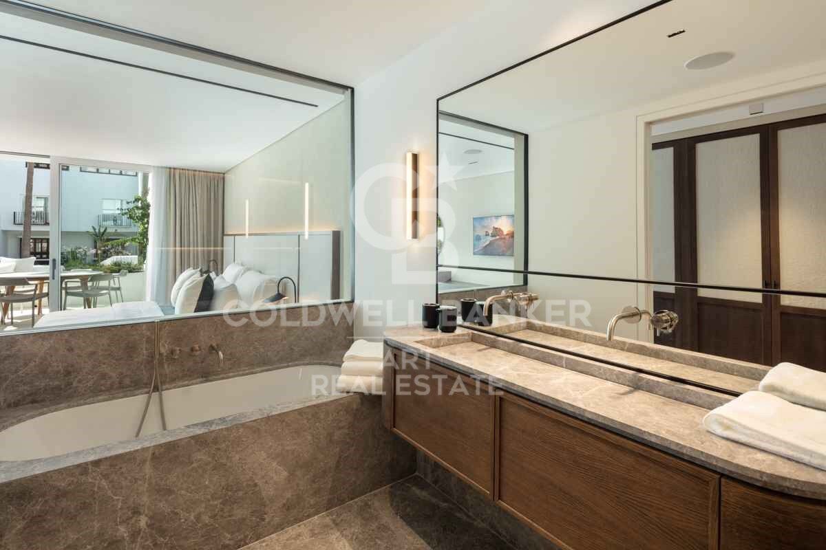 Exquisite Modern Apartment with Sea Views in the Prestigious Puente Romano Resort, Marbella Golden Mile