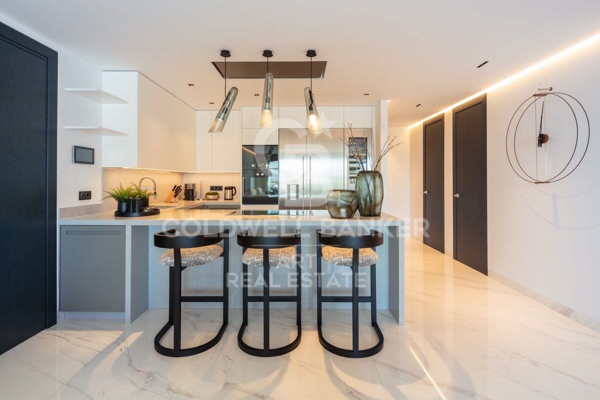 Amazing contemporary apartment in the famous Puerto Banús Marina